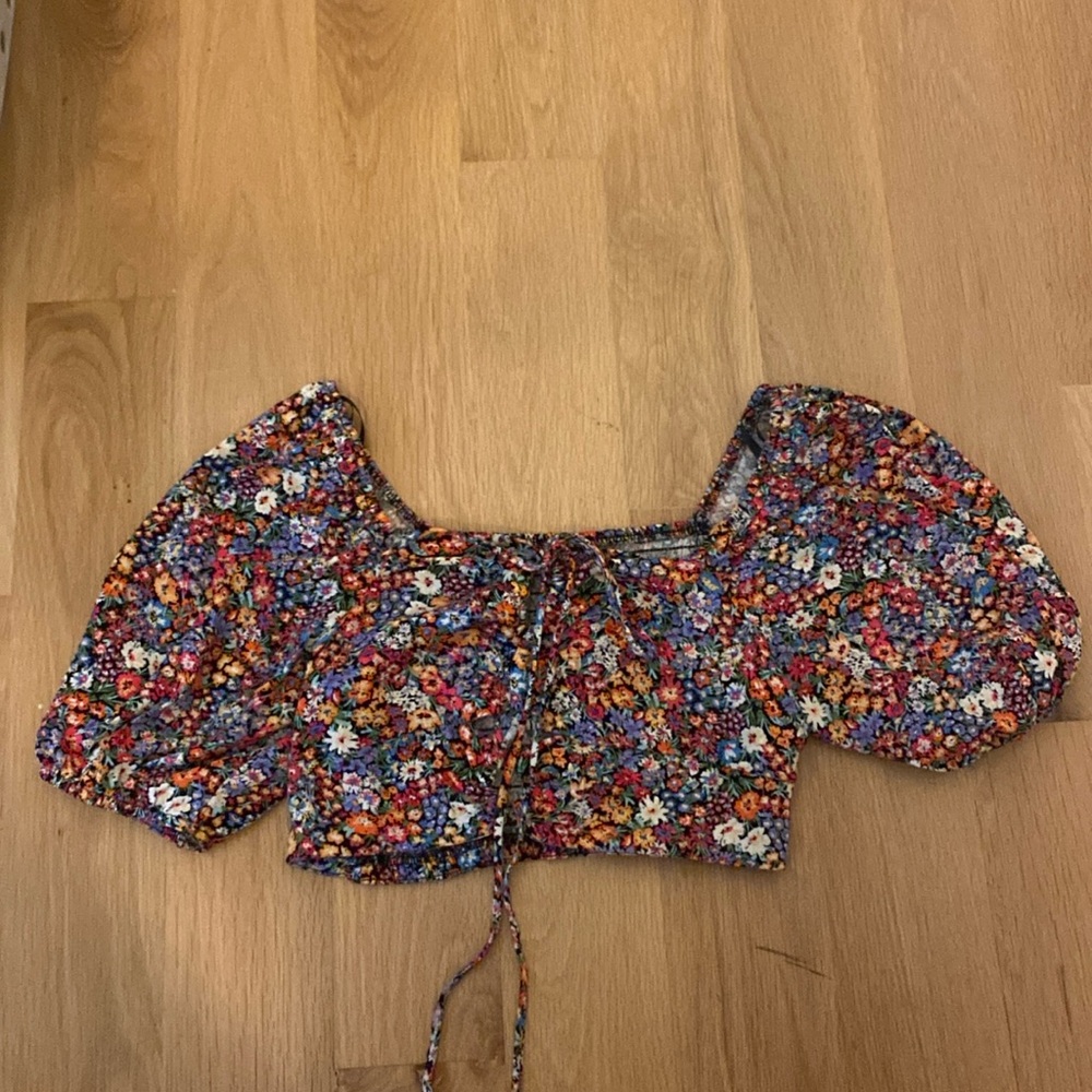 Wild and Fable floral cropped puff-sleeve T